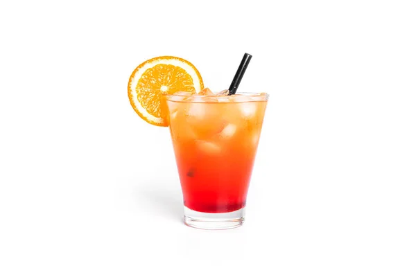 Tequila Sunrise cocktail isolerad på en vit bakgrund. — Stockfoto