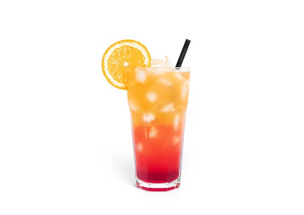 Tequila Sunrise cocktail isolerad på en vit bakgrund. — Stockfoto