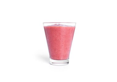 Beyaz arka planda izole edilmiş çilekli smoothie. Pembe buzlu cam..