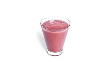 Beyaz arka planda izole edilmiş çilekli smoothie. Pembe buzlu cam..