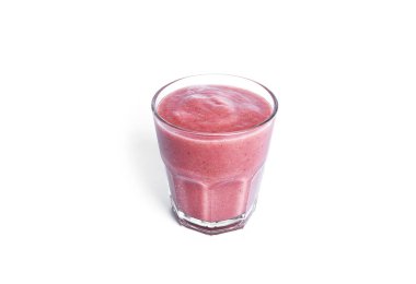 Beyaz arka planda izole edilmiş çilekli smoothie. Pembe buzlu cam..
