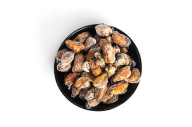 Donmuş midyeler beyaz arka planda izole edilmiş..