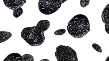 Beyaz arka planda uçuşan kuru üzümler.