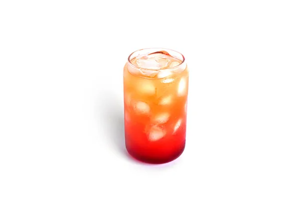 Cocktail Tequila Sunrise isolado em um fundo branco. — Fotografia de Stock