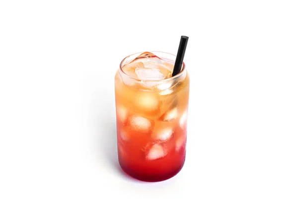 Tequila Sunrise cocktail geïsoleerd op een witte achtergrond. — Stockfoto