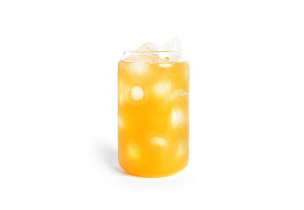 Жовтий коктейль ізольований на білому тлі . — стокове фото