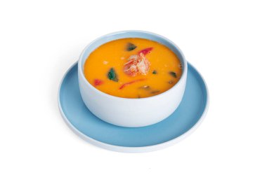 Beyaz arka planda karidesli çorba. Deniz mahsullü Tayland çorbası. Thai tom yum çorbası