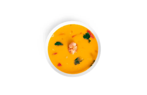 Sopa com camarões em um prato branco profundo isolado em um fundo branco. Sopa tailandesa com frutos do mar. Sopa de tom yum tailandesa — Fotografia de Stock