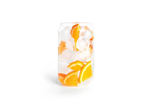 Soda avec tranches d'orange et glace dans un verre isolé sur fond blanc. — Photo