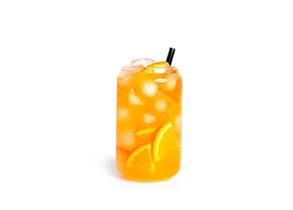 Bebida de naranja con rodajas de naranja y hielo en un vaso aislado sobre un fondo blanco. —  Fotos de Stock