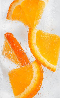 Portakal dilimli soda ve bardakta buz..