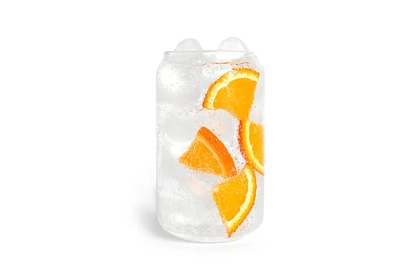 Сода с апельсиновыми ломтиками и льдом в стакане изолированы на белом фоне. — стоковое фото