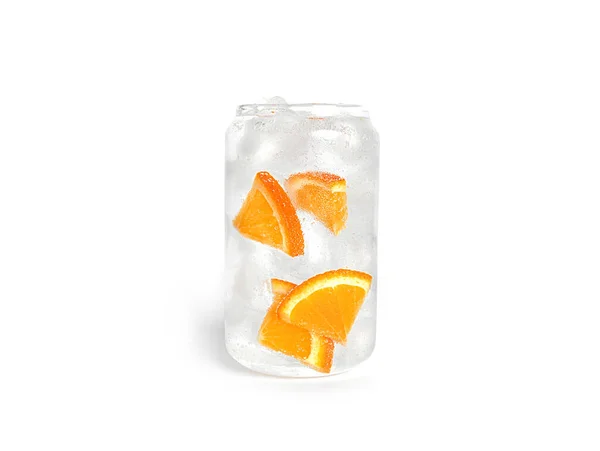 Soda avec tranches d'orange et glace dans un verre isolé sur fond blanc. — Photo