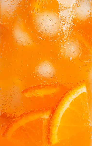 Orange drink with orange slices and ice in a glass. — Stock Photo, Image