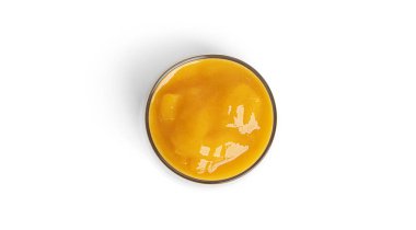 Beyaz arka planda izole edilmiş mangolu Chia pudingi. Çok katmanlı sağlıklı tatlı. Chia mus..