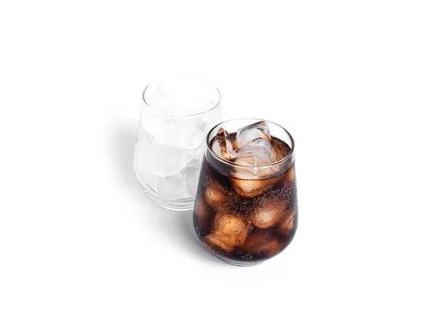 Soda com gelo em um vidro transparente isolado em um fundo branco. Vidro com gelo e vidro com refrigerante. — Fotografia de Stock