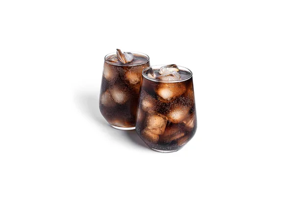 Soda con hielo en vasos transparentes aislados sobre fondo blanco. — Foto de Stock