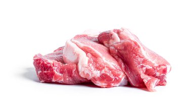 Beyaz arka planda izole edilmiş taze domuz eti..