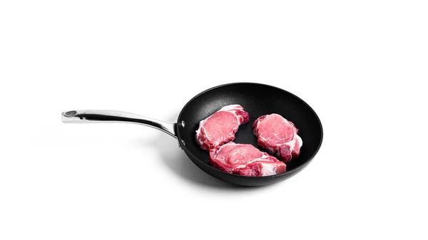 Steak de porc frais sur une casserole isolée sur fond blanc. — Photo