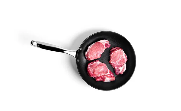 Steak de porc frais sur une casserole isolée sur fond blanc. — Photo