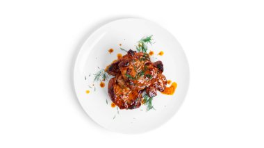 Beyaz arka planda izole edilmiş kızarmış domuz bifteği..