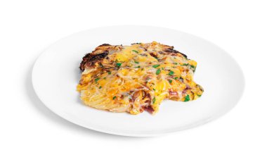 Beyaz arka planda izole edilmiş beyaz tabakta peynirli fırında patates.