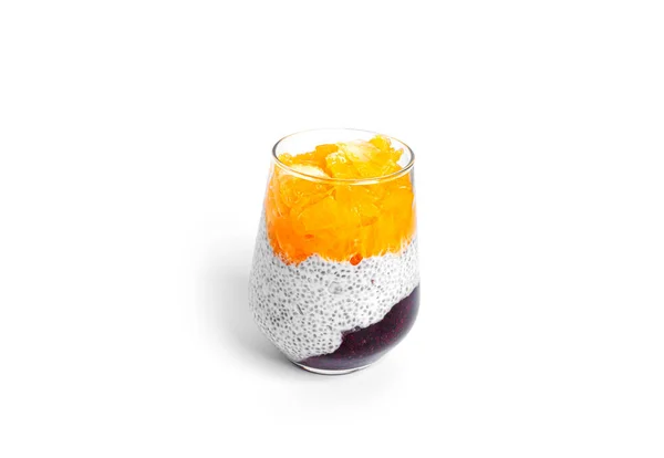 Chia pudink s kousky pomeranče a jahodovou marmeládou izolované na bílém pozadí. Vícevrstvý zdravý dezert. Chia mousse. — Stock fotografie