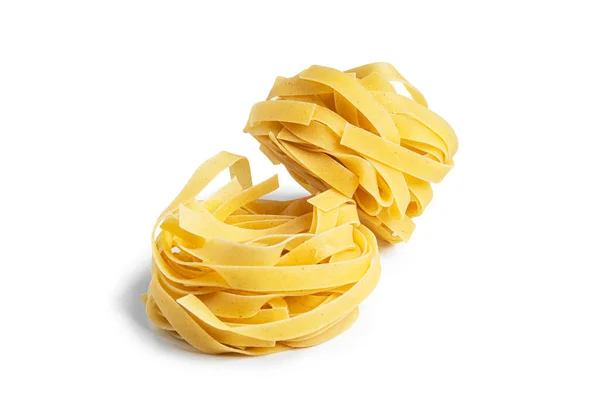 Fettuccine pasta isolerad på en vit bakgrund. Pastabon. — Stockfoto
