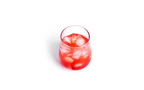 Красный коктейль на белом фоне. — стоковое фото