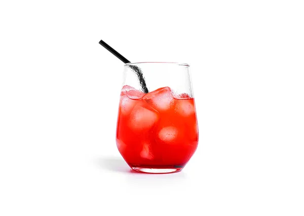 Красный коктейль на белом фоне. — стоковое фото