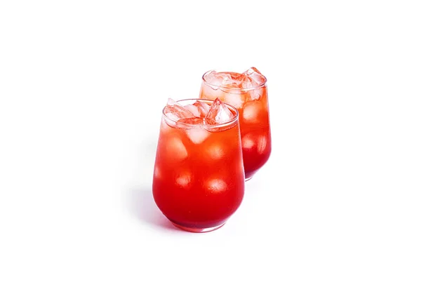 Червоний коктейль ізольований на білому тлі . — стокове фото