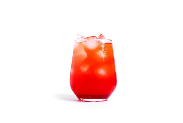Röd cocktail isolerad på en vit bakgrund. — Stockfoto