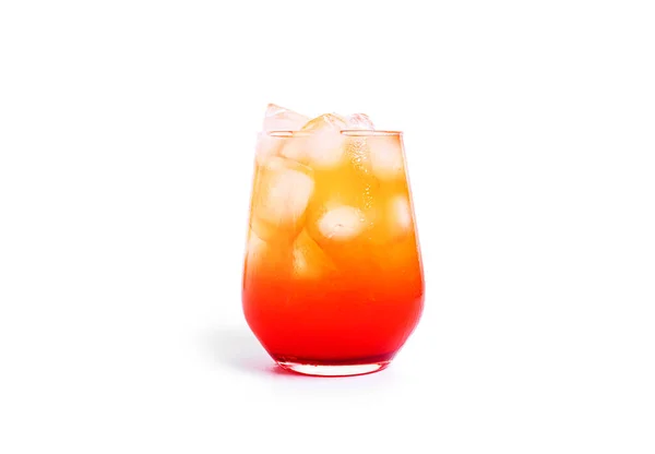 Tequila Sunrise cocktail geïsoleerd op een witte achtergrond. — Stockfoto