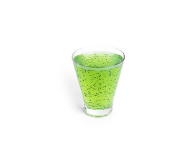 Beyaz arka planda izole edilmiş fesleğen tohumlarıyla Kivi içilir. Yeşil kivili smoothie.