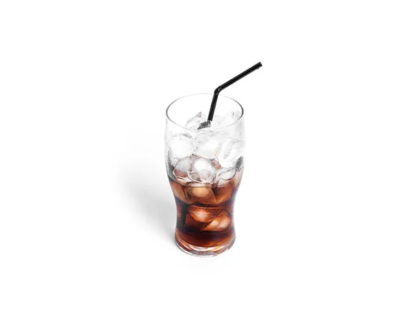 Soda con hielo en un vidrio transparente aislado sobre un fondo blanco. — Foto de Stock