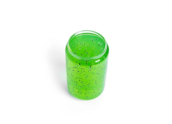 Kiwi nápoj s bazalkou semena izolované na bílém pozadí. Zelený kiwi smoothie. — Stock fotografie