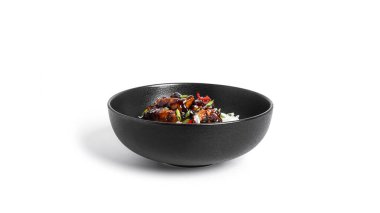 Baharatlı tavuklu pilav ve acı biberli ekşi sos. Susamlı teriyaki tavuğu. Beyaz arkaplanda izole.