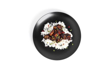 Baharatlı tavuklu pilav ve acı biberli ekşi sos. Susamlı teriyaki tavuğu. Beyaz arkaplanda izole.