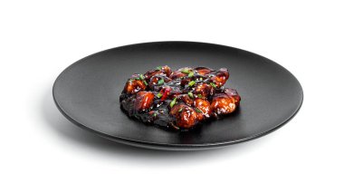 Acı biberli, tatlı ve ekşi soslu baharatlı tavuk. Susamlı teriyaki tavuğu. Beyaz arkaplanda izole.