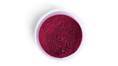 Beyaz arkaplanda kırmızı kibrit tozu çayı izole edilmiş..