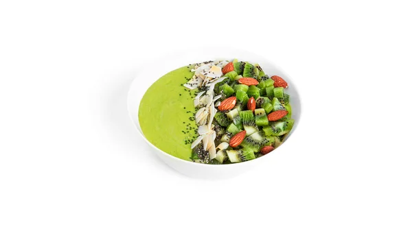 Deser kiwi z owocami, migdałami i nasionami chia wyizolowanymi na białym tle. Zielona miska smoothie z owocami. — Zdjęcie stockowe