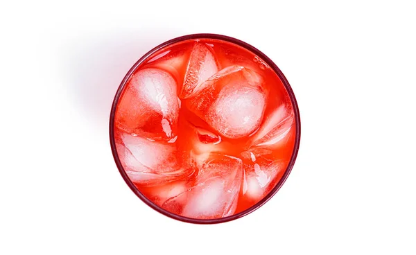 Cocktail rouge isolé sur fond blanc. — Photo
