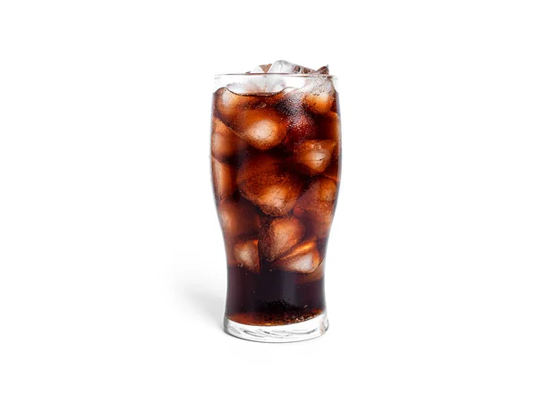 Soda com gelo em um vidro transparente isolado em um fundo branco. — Fotografia de Stock