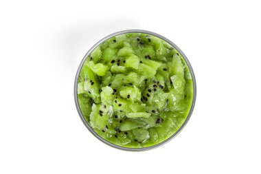 Beyaz arka planda izole edilmiş kivi soslu Chia pudingi. Çok katmanlı sağlıklı tatlı. Chia mus..