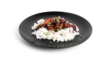 Baharatlı tavuklu pilav ve acı biberli ekşi sos. Susamlı teriyaki tavuğu. Beyaz arkaplanda izole.