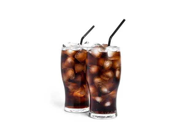 Soda con hielo en vasos transparentes aislados sobre fondo blanco. — Foto de Stock