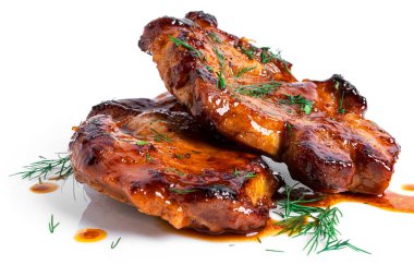 Beyaz arka planda izole edilmiş kızarmış domuz bifteği..