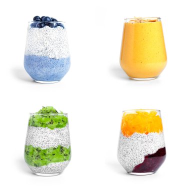 Beyaz arkaplanda çok renkli meyveli pudingler izole edilmiş..