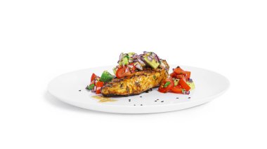 Beyaz arka planda Avokado Salsa Salatası ile ızgara Tavuk. Keto diyeti.