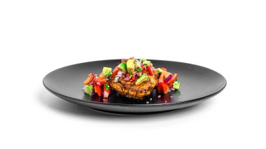 Beyaz arka planda Avokado Salsa Salatası ile ızgara Tavuk. Keto diyeti.